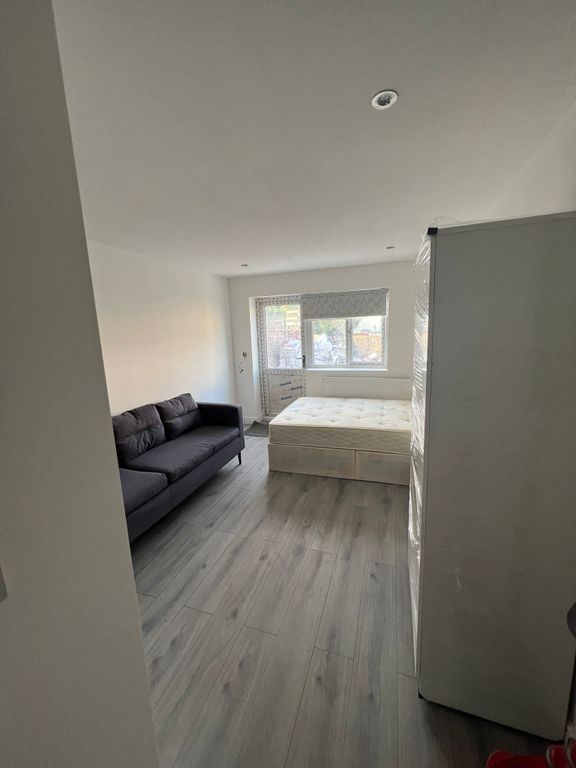 Room to rent in Ruislip Road, Northolt UB5, £1,300 pcm