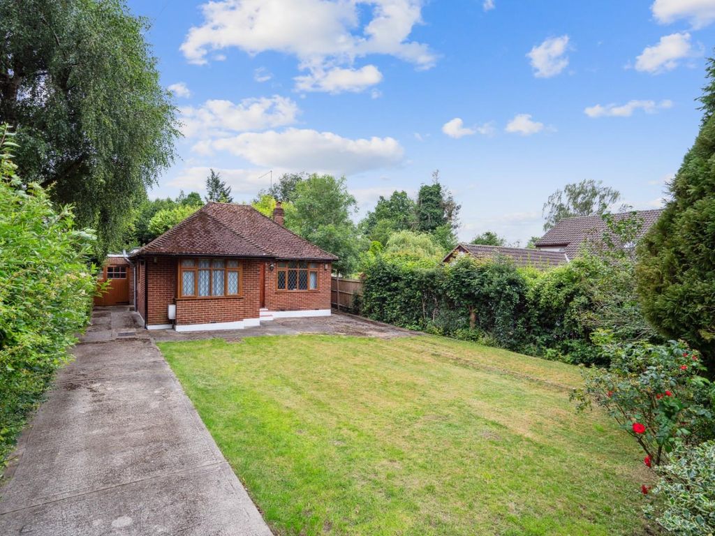 3 bed detached bungalow for sale in Willow Lane, Amersham, Buckinghamshire HP7, £750,000