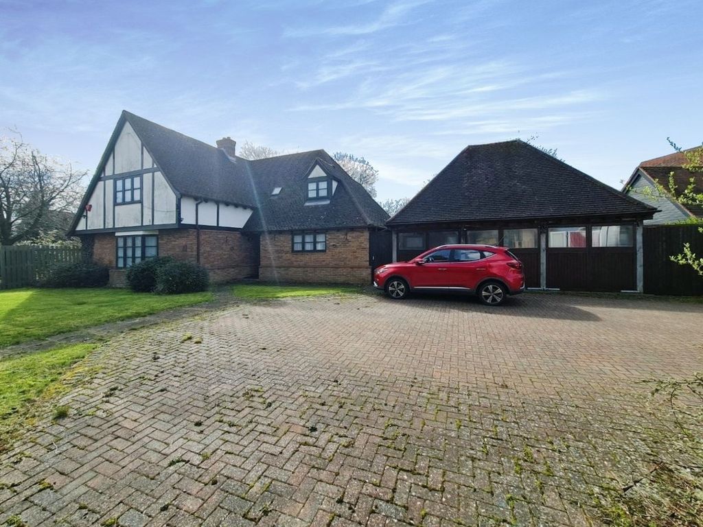 5 bed detached house to rent in Wellington Avenue, Wentworth, Virginia Water GU25, £7,000 pcm