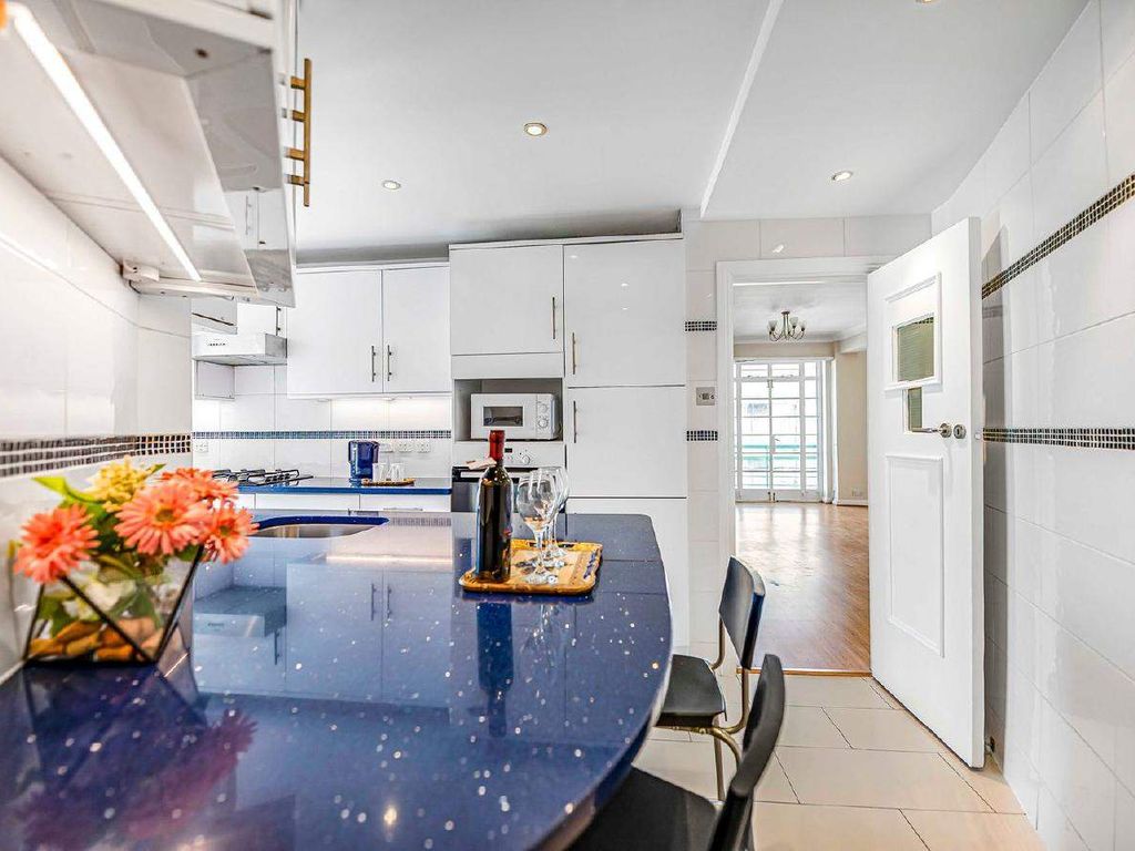 3 bed flat for sale in Gloucester Place, London NW1, £1,295,000