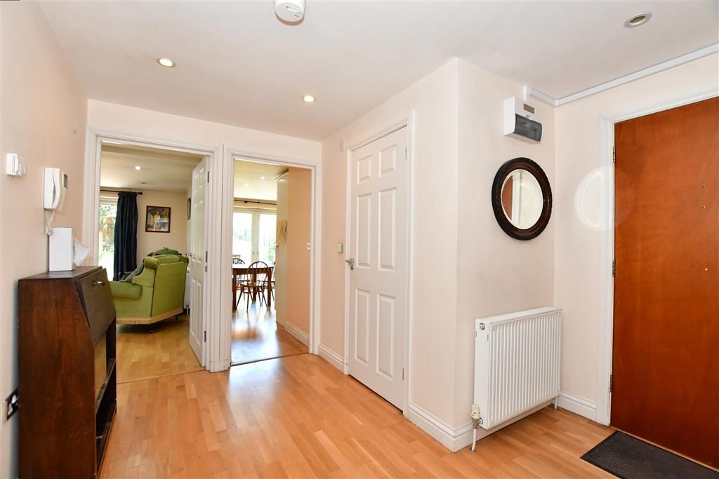 2 bed flat for sale in The Uplands, Loughton, Essex IG10, £550,000