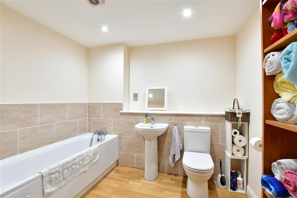 2 bed flat for sale in The Uplands, Loughton, Essex IG10, £550,000