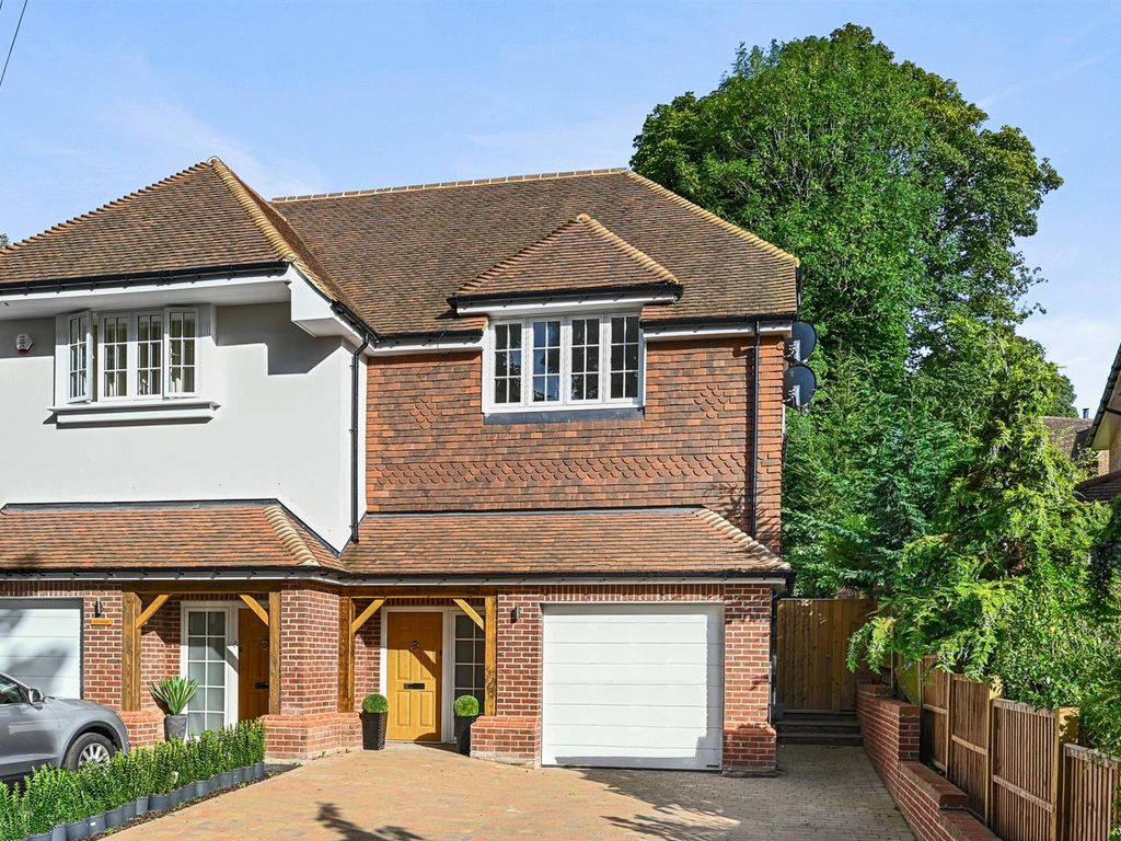 3 bed property for sale in Homefield Road, Chorleywood WD3, £950,000