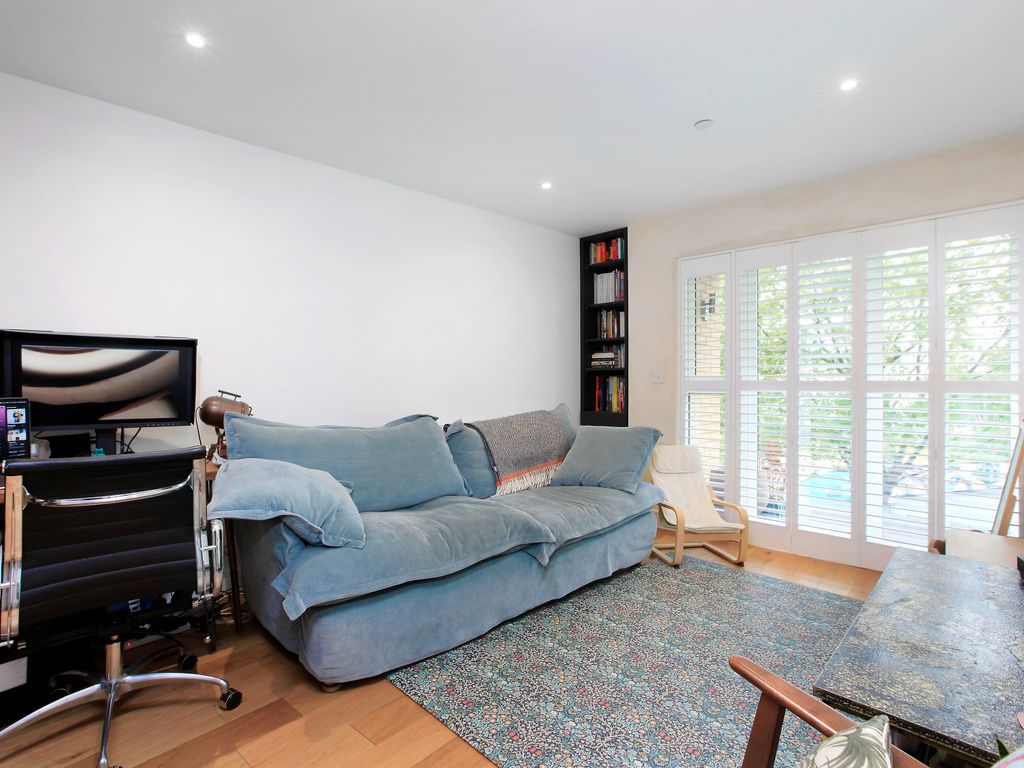 2 bed flat for sale in Bradley Road, Clapham, London SW4, £650,000