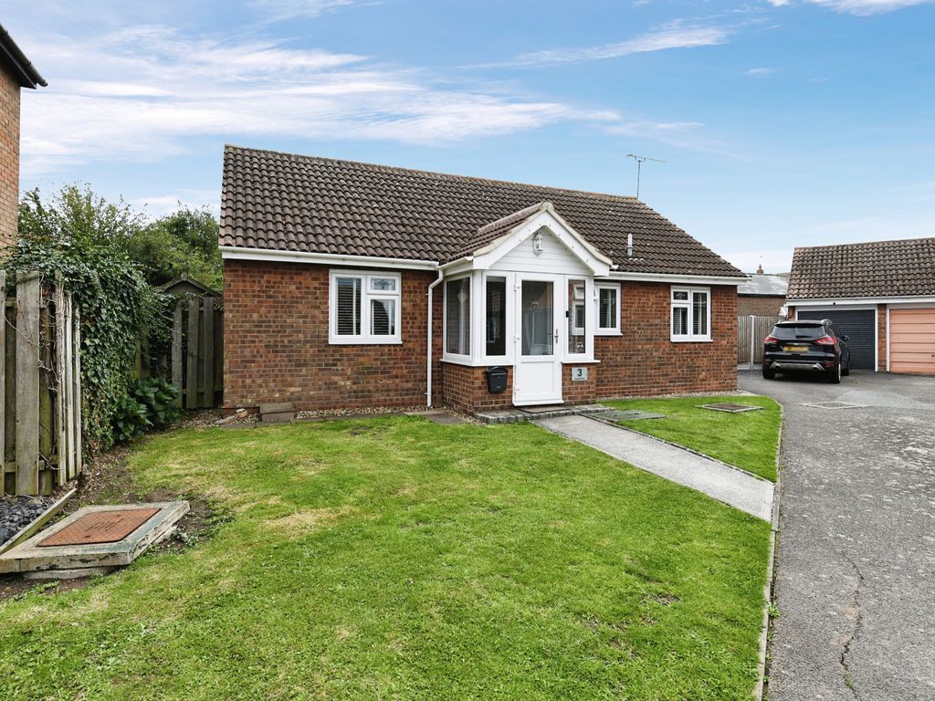 2 bed bungalow for sale in Austral Way, Althorne, Chelmsford, Essex CM3, £375,000