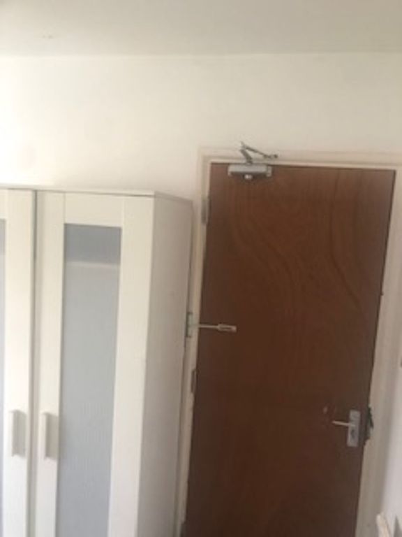 Room to rent in Canonsleigh Road, Dagenham RM9, £850 pcm