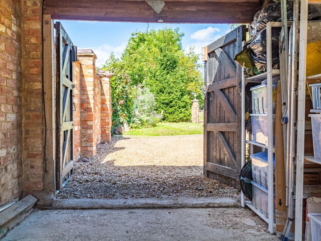 3 bed barn conversion for sale in Stoke Road, Stoke Hammond, Milton Keynes MK17, £700,000