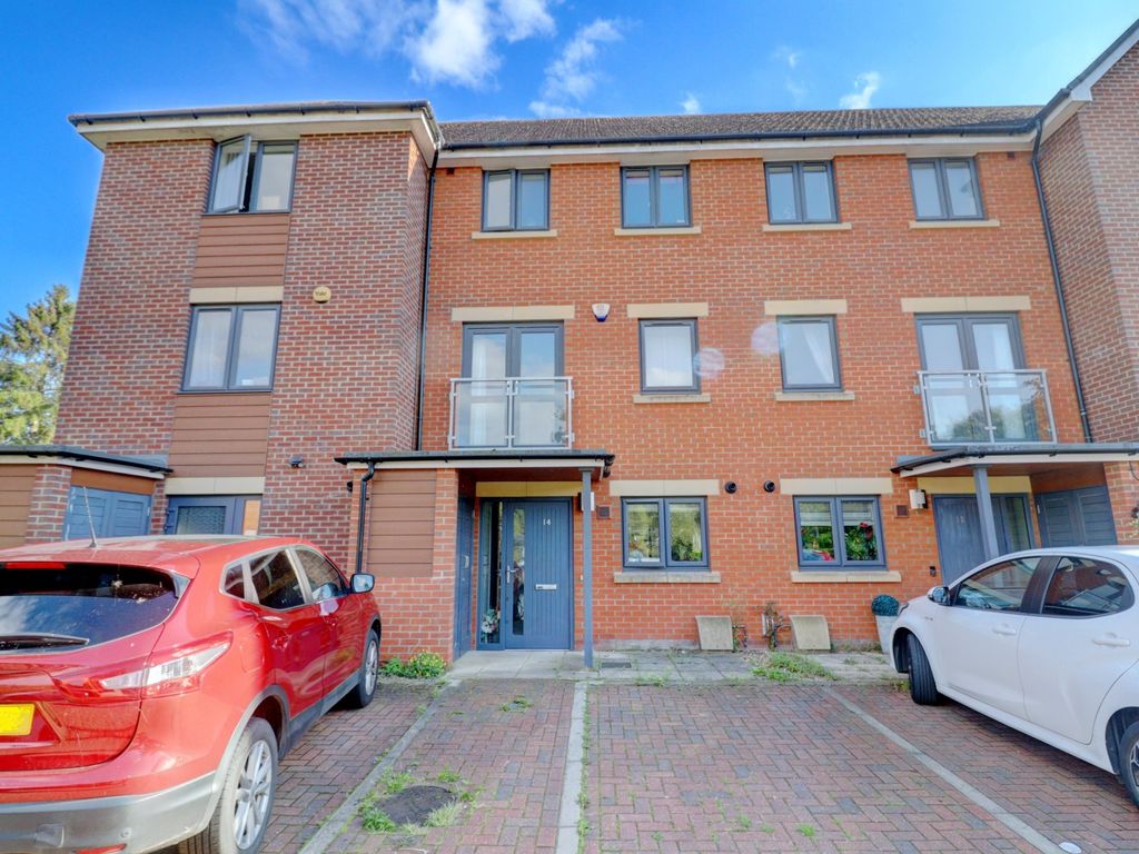 3 bed terraced house for sale in Bartlett Place, High Wycombe HP12, £400,000
