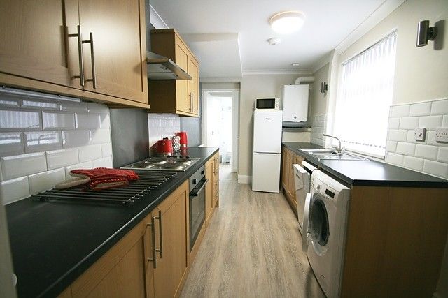 2 bed flat to rent in Woodbine Street, Bensham, Gateshead NE8, £800 pcm