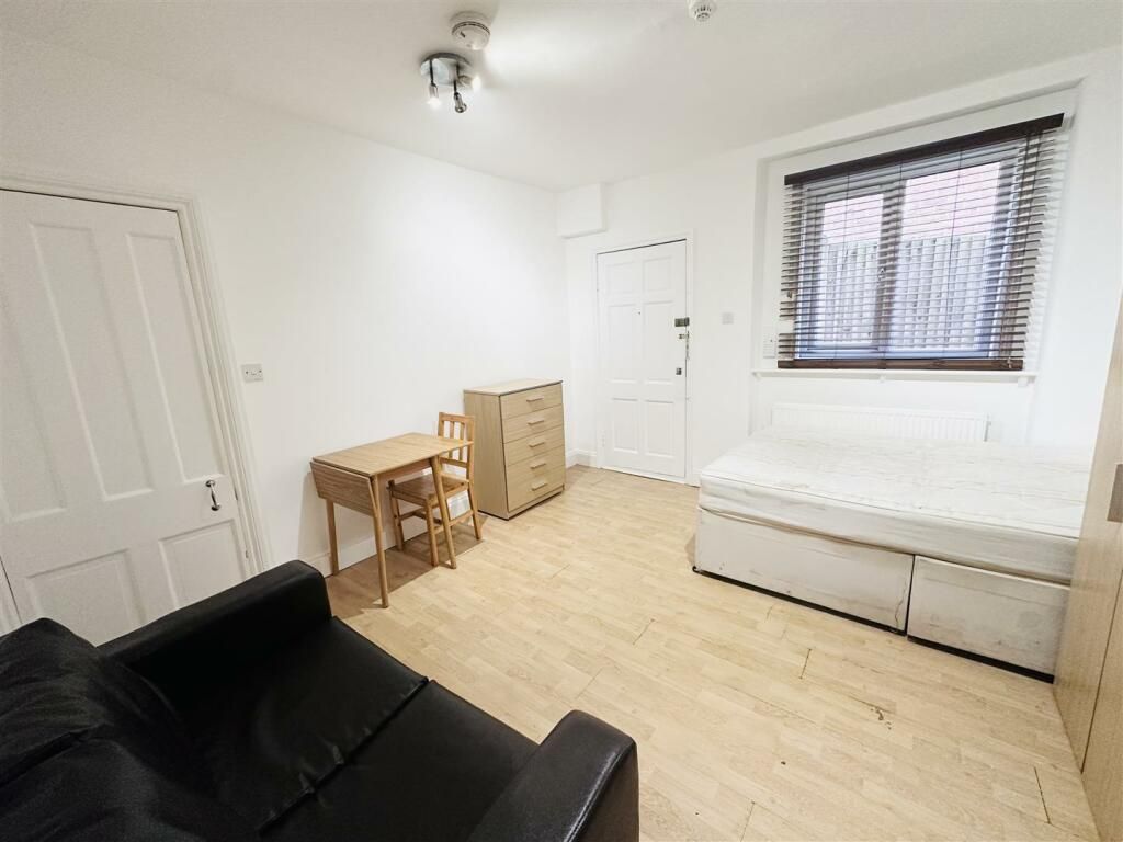 Studio to rent in Finchley Road, Hampstead NW3, £1,280 pcm
