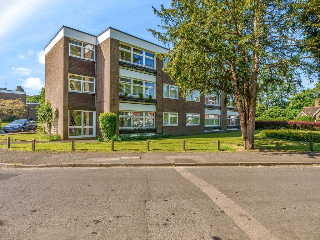 2 bed flat for sale in Downs Hill Road, Epsom KT18, £350,000