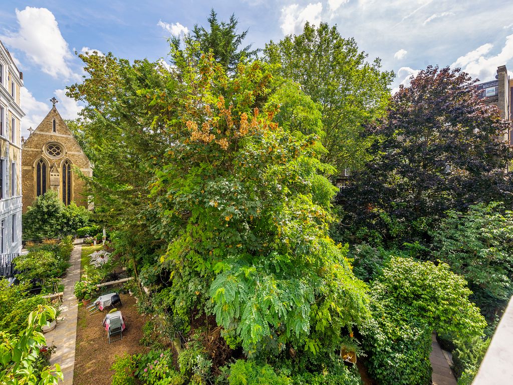 2 bed flat for sale in Southwell Gardens, London SW7, £2,595,000