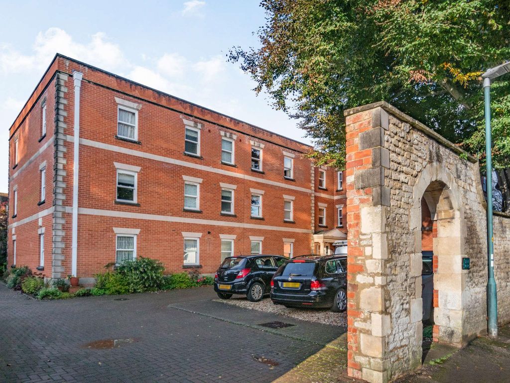 3 bed flat for sale in Carpenters Lane, Cirencester, Gloucestershire GL7, £395,000