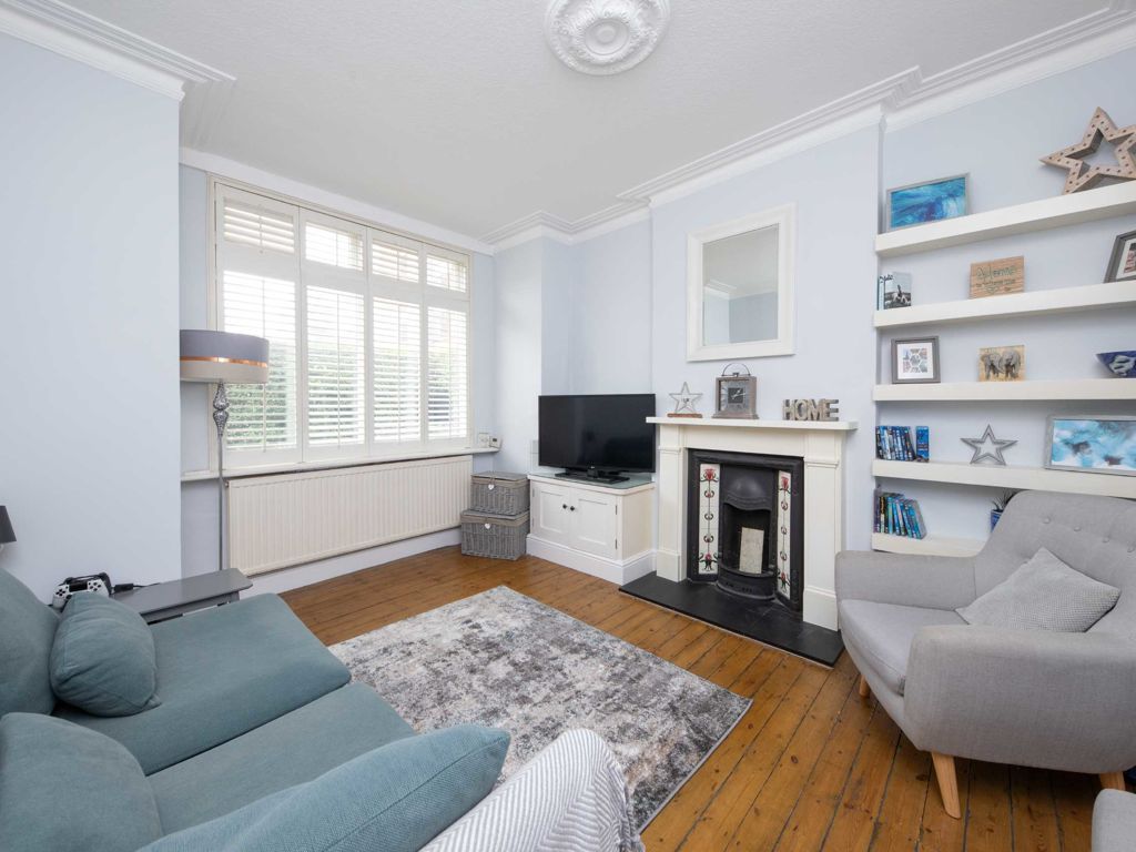 2 bed flat for sale in Emlyn Road, London W12, £585,000