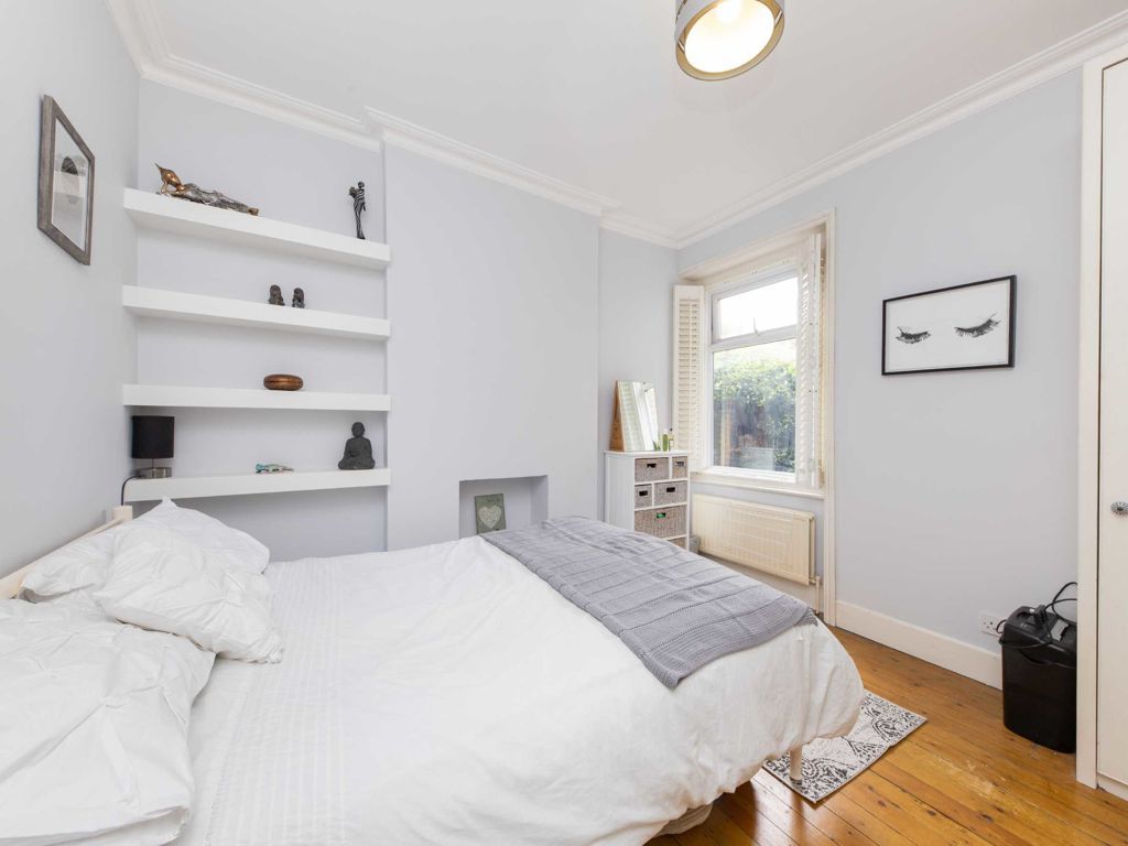 2 bed flat for sale in Emlyn Road, London W12, £585,000