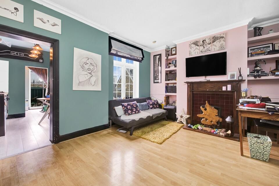 1 bed flat for sale in Cannon Street Road, London E1, £350,000