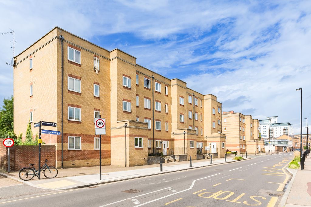 1 bed flat for sale in Westferry Road, London E14, £260,000