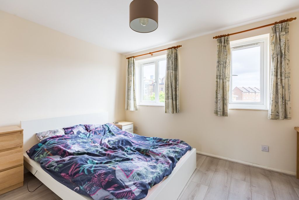 1 bed flat for sale in Westferry Road, London E14, £260,000