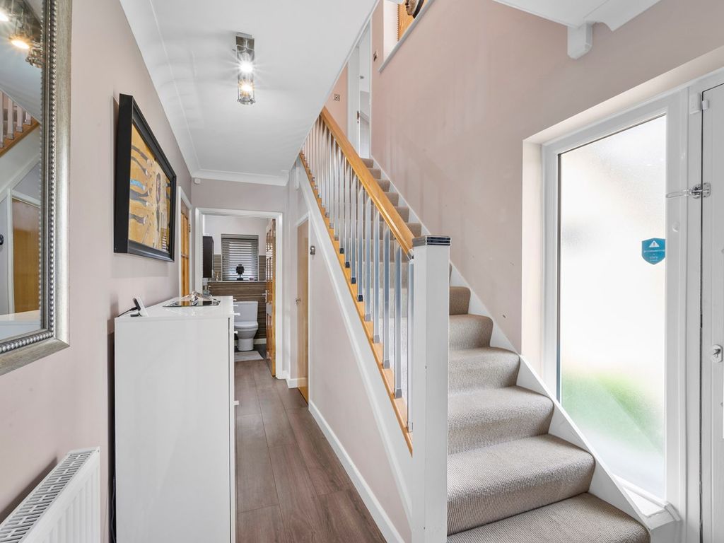 3 bed detached house to rent in Brumana Close, Weybridge KT13, £4,000 pcm