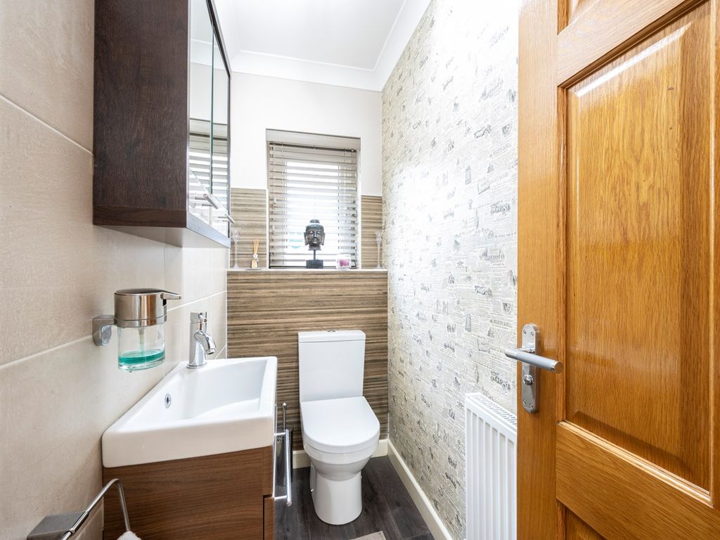 3 bed detached house to rent in Brumana Close, Weybridge KT13, £4,000 pcm
