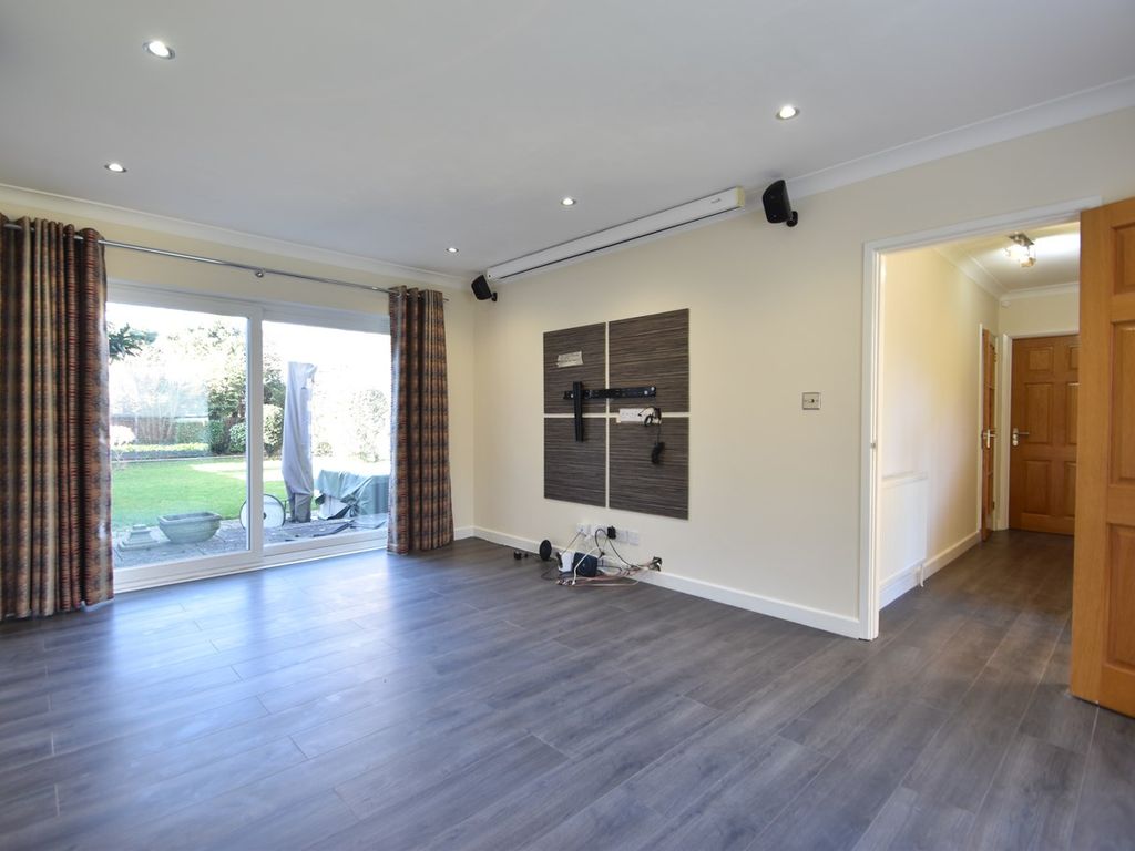 3 bed detached house to rent in Brumana Close, Weybridge KT13, £4,000 pcm