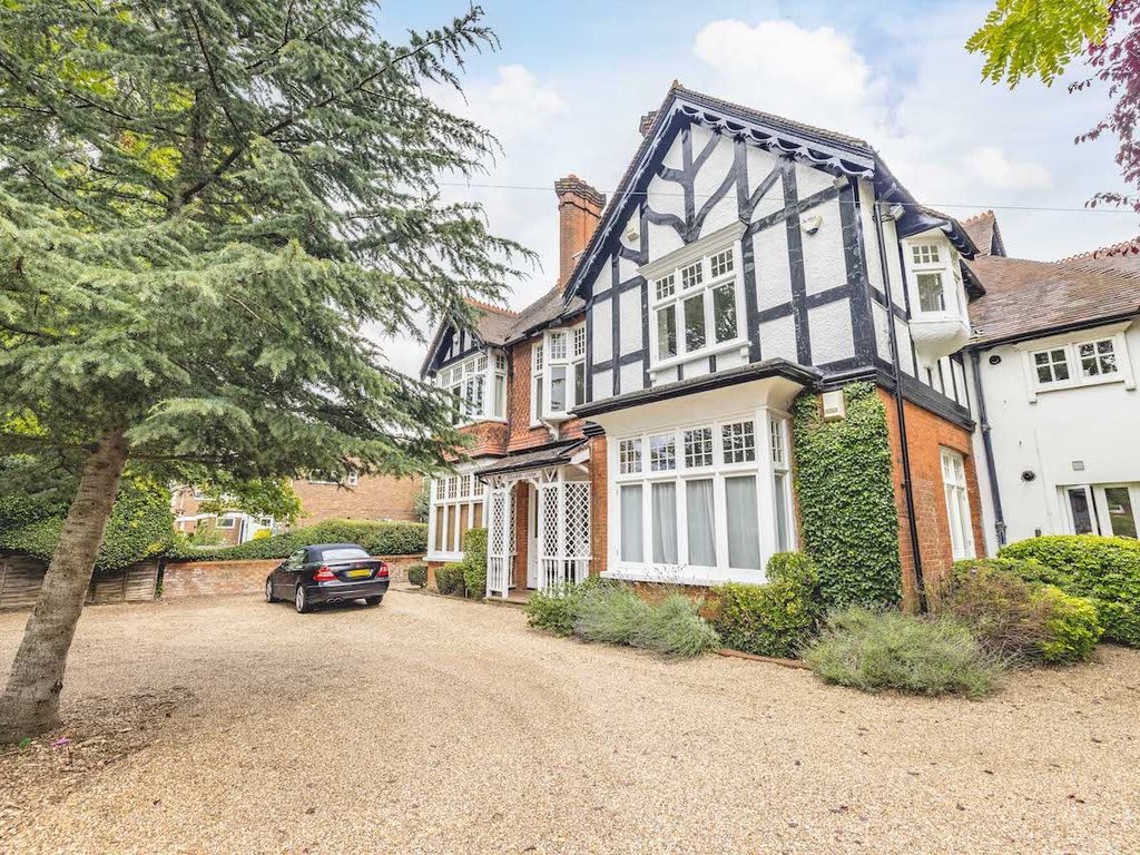 3 bed flat for sale in Ray Park Avenue, Maidenhead SL6, £355,000