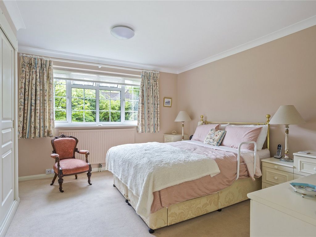 3 bed flat for sale in Grove Road, Beaconsfield, Buckinghamshire HP9, £799,500