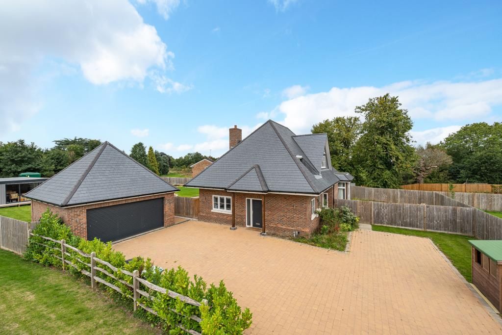 4 bed detached house for sale in Crookham Common, Thatcham RG19, £1,250,000