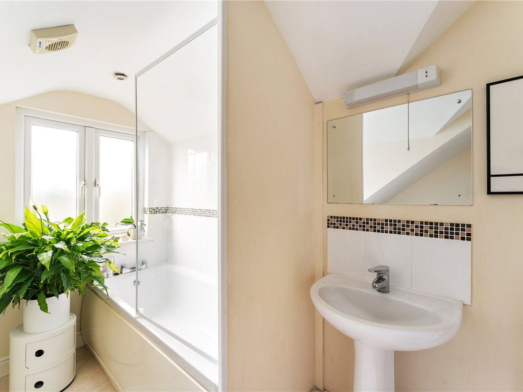 2 bed flat for sale in Blossom Street, Cambridge CB1, £450,000