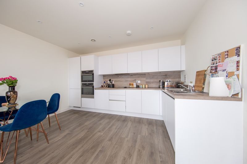 2 bed flat for sale in Moorhen Drive, Edgware NW9, £500,000