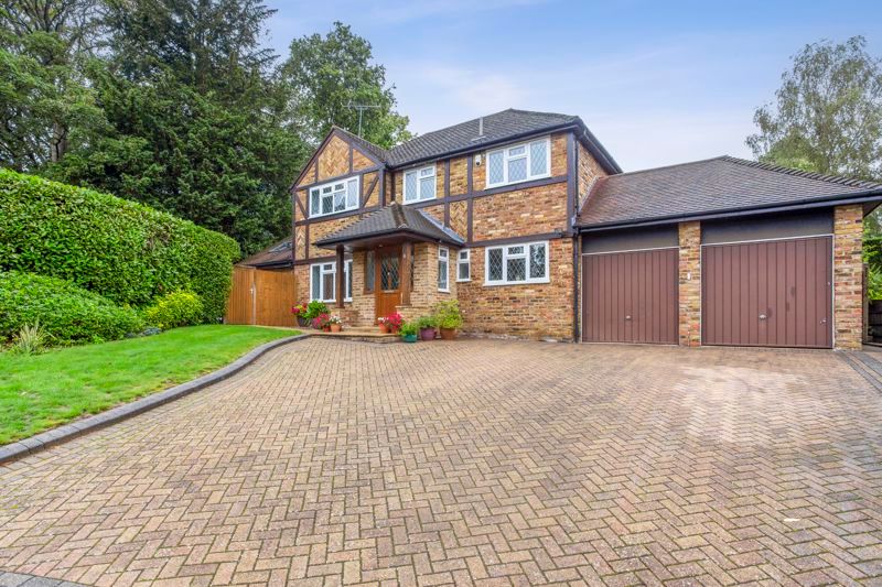 4 bed detached house for sale in Hawkes Leap, Windlesham GU20, £925,000