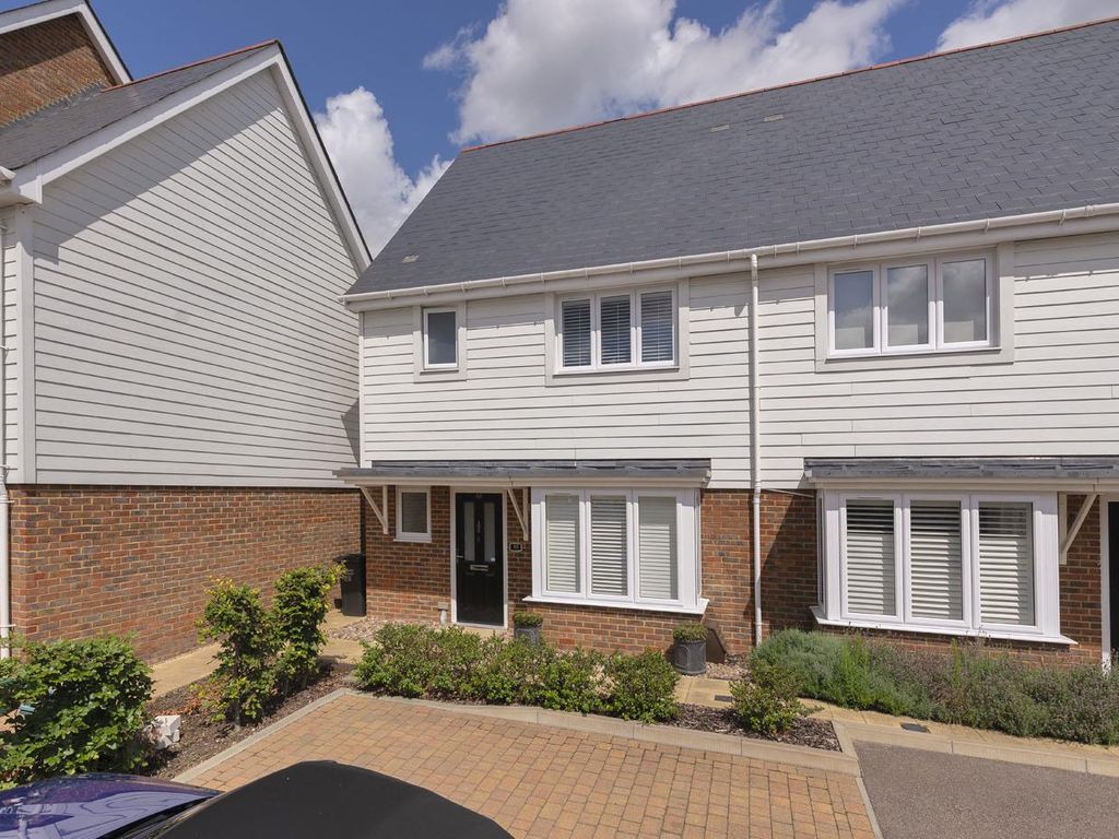 3 bed end terrace house for sale in Amisse Drive, Snodland ME6, £400,000