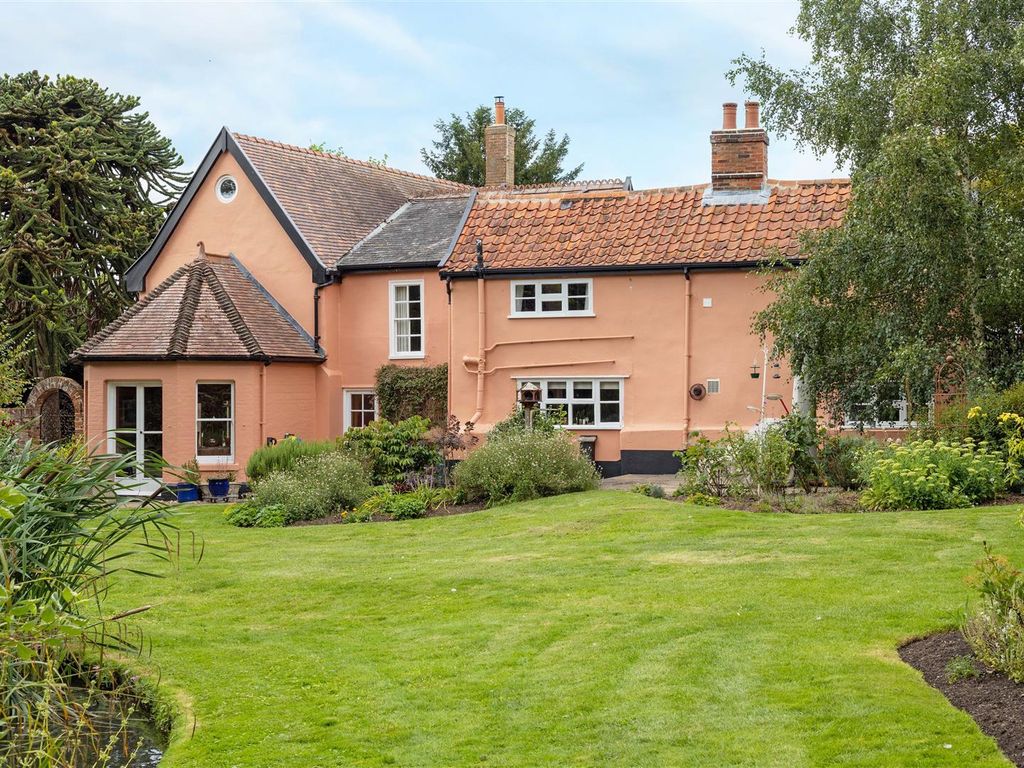 6 bed detached house for sale in Beehive Yard, Denmark Street, Diss IP22, £800,000
