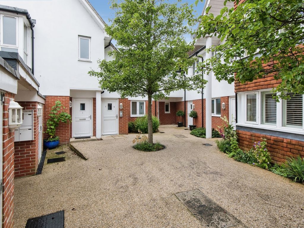 2 bed flat for sale in Latimer Street, Romsey SO51, £350,000