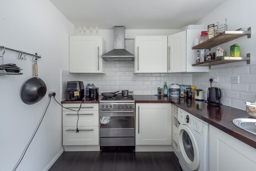 1 bed flat to rent in Buckingham Close, London W5, £1,600 pcm