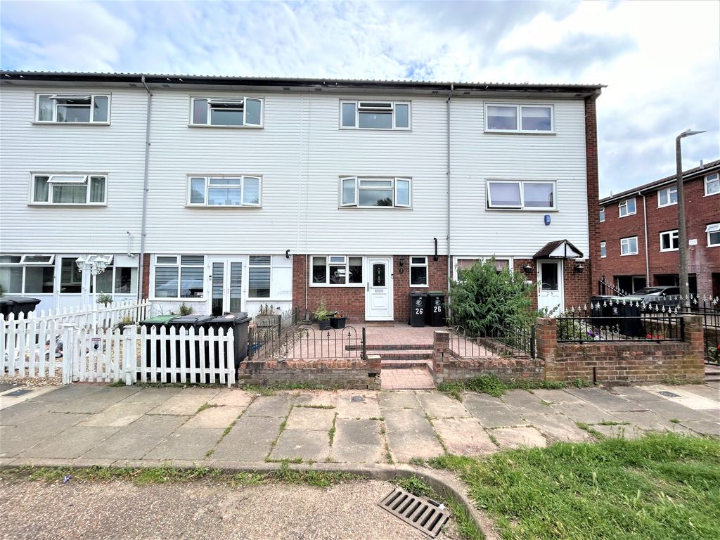 4 bed town house for sale in Abbotts Drive, Waltham Abbey EN9, £380,000