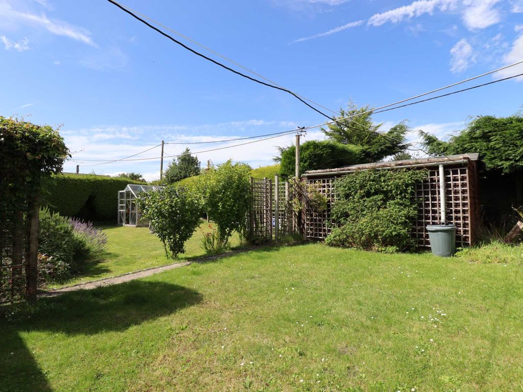 3 bed detached bungalow for sale in Suthmere Drive, Burbage SN8, £420,000