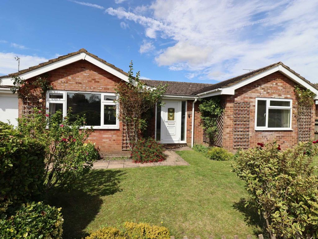 3 bed detached bungalow for sale in Suthmere Drive, Burbage SN8, £420,000