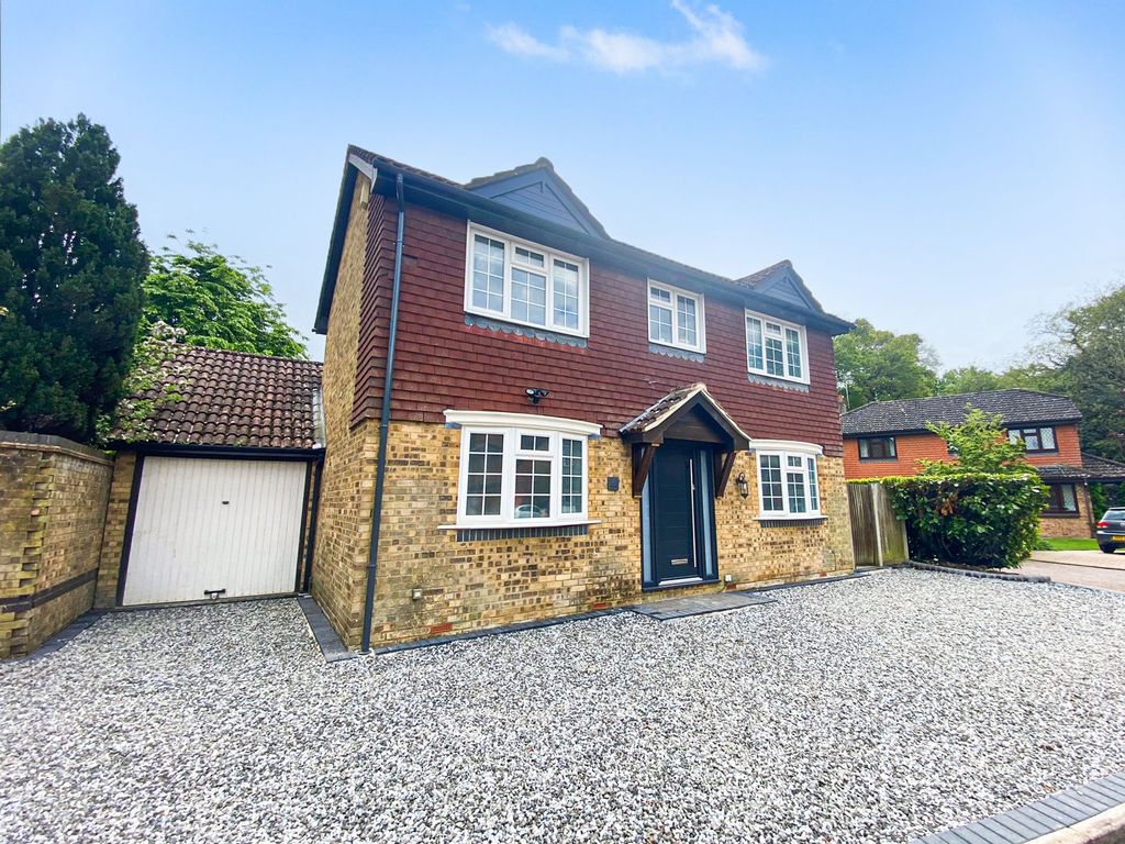 3 bed detached house for sale in Selbourne Close, Crawley RH10, £525,000