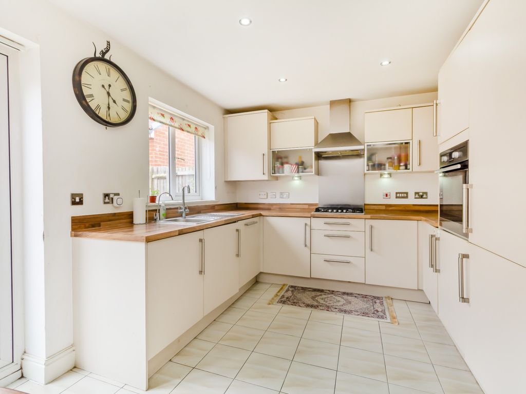 3 bed end terrace house for sale in The Bramblings, Amersham HP6, £585,000