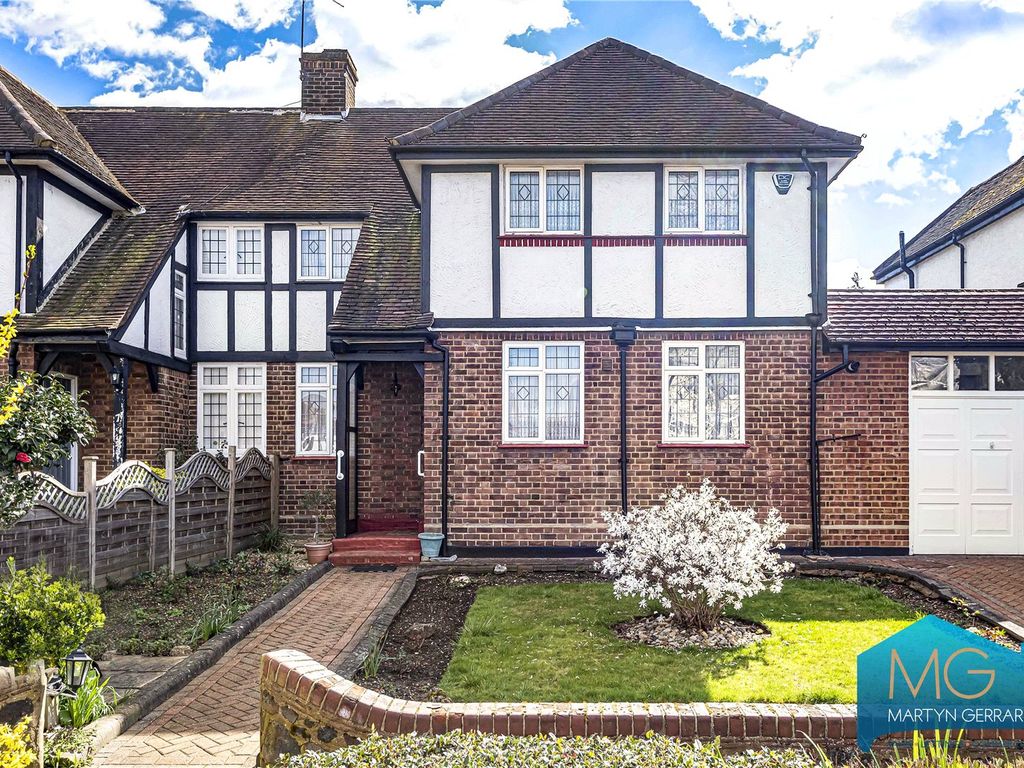 3 bed semi-detached house for sale in Greenway, London N14, £975,000