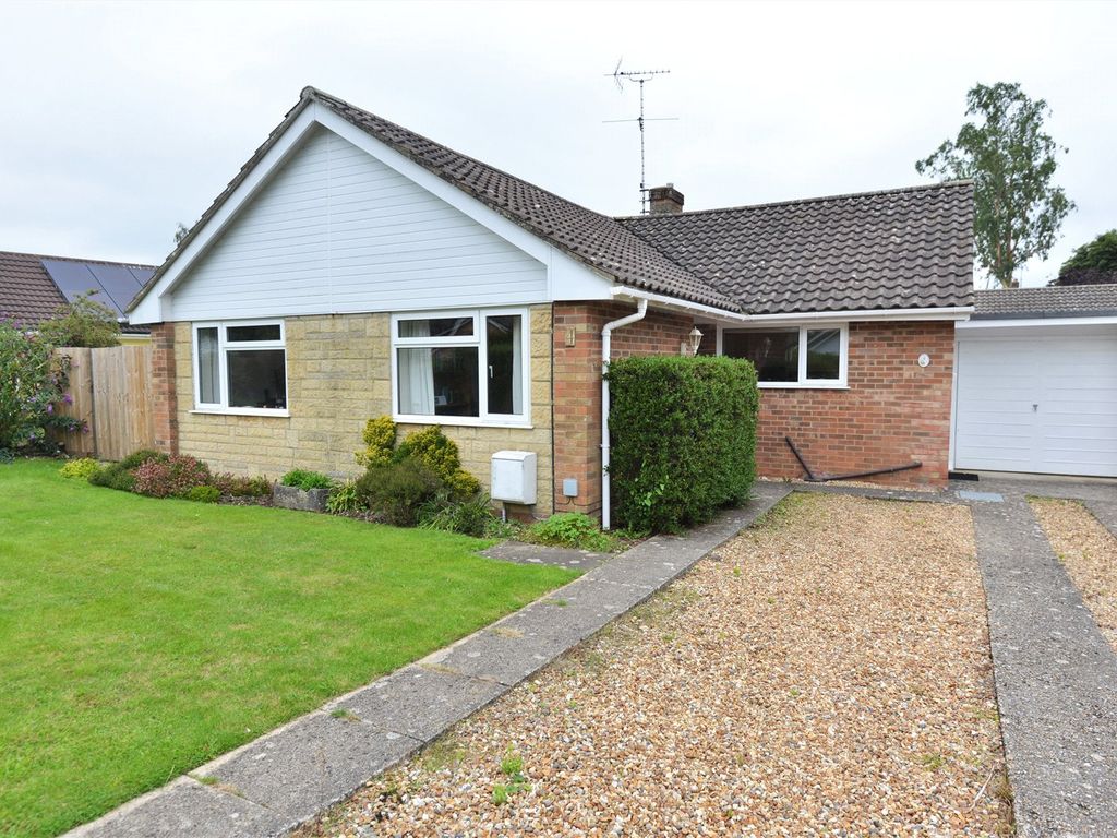 3 bed bungalow for sale in Joanna Close, Downton, Salisbury, Wiltshire SP5, £399,950