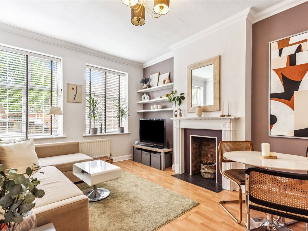 2 bed flat for sale in Grove Road, London SW13, £525,000