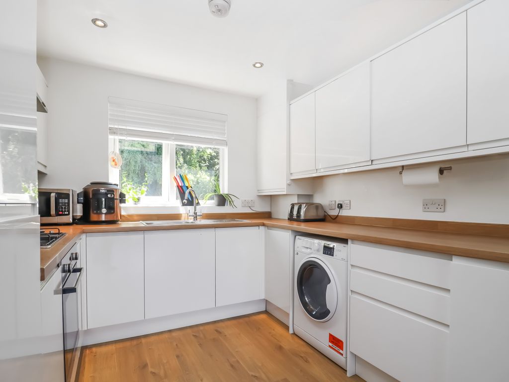 2 bed flat for sale in Valley Fields Crescent, Enfield EN2, £350,000