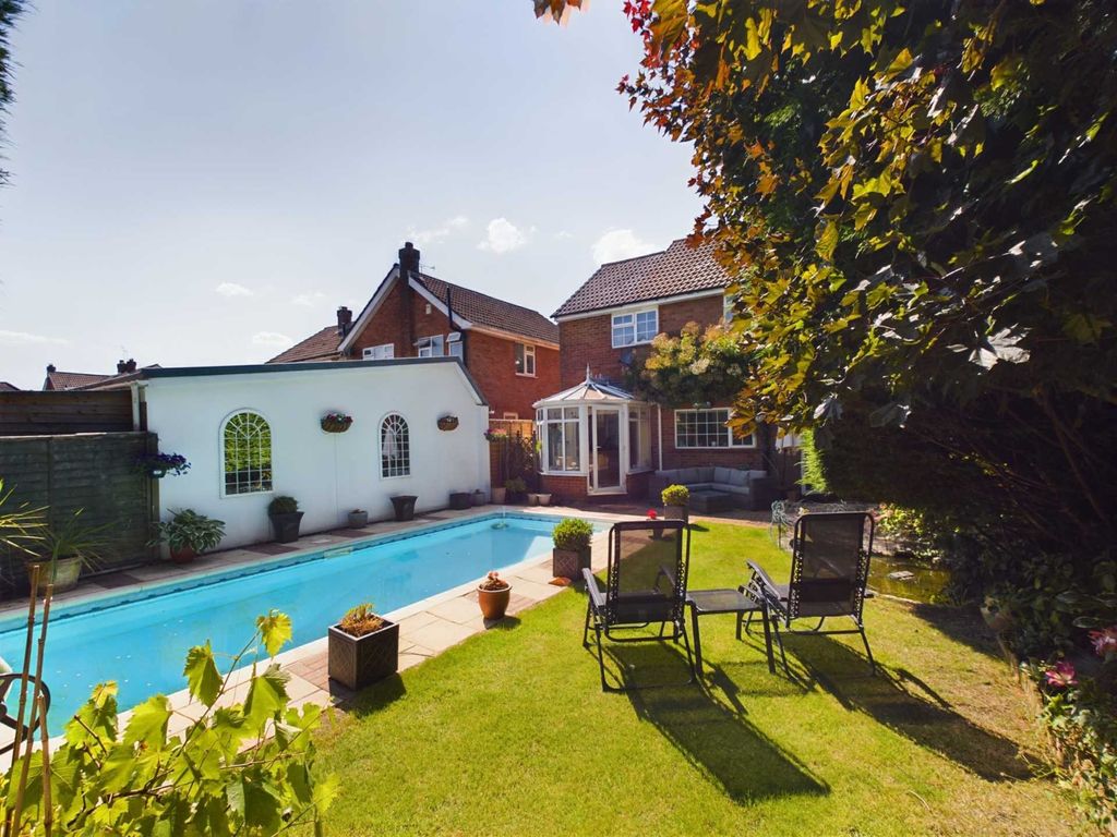 4 bed detached house for sale in New Road, Stokenchurch, High Wycombe HP14, £600,000