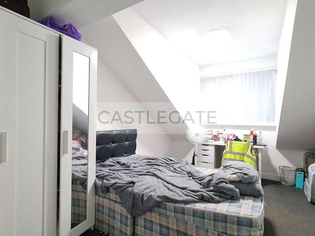 2 bed flat to rent in Bradford Road, Huddersfield HD1, £740 pcm