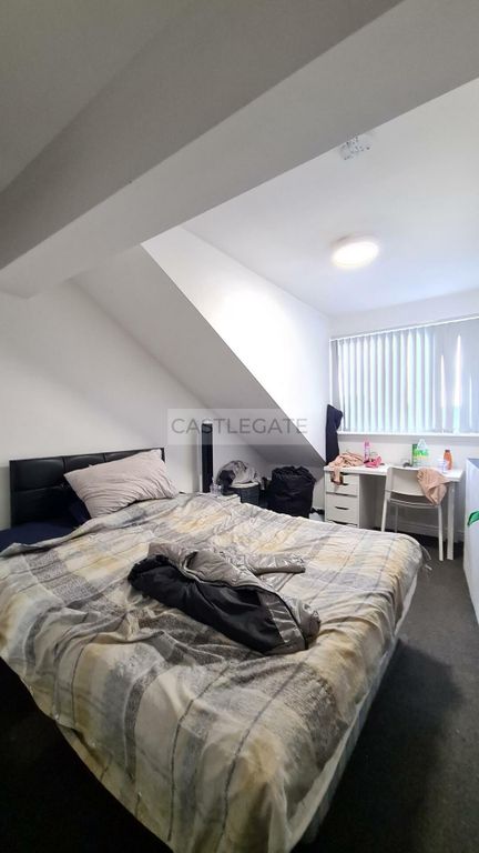 2 bed flat to rent in Bradford Road, Huddersfield HD1, £740 pcm