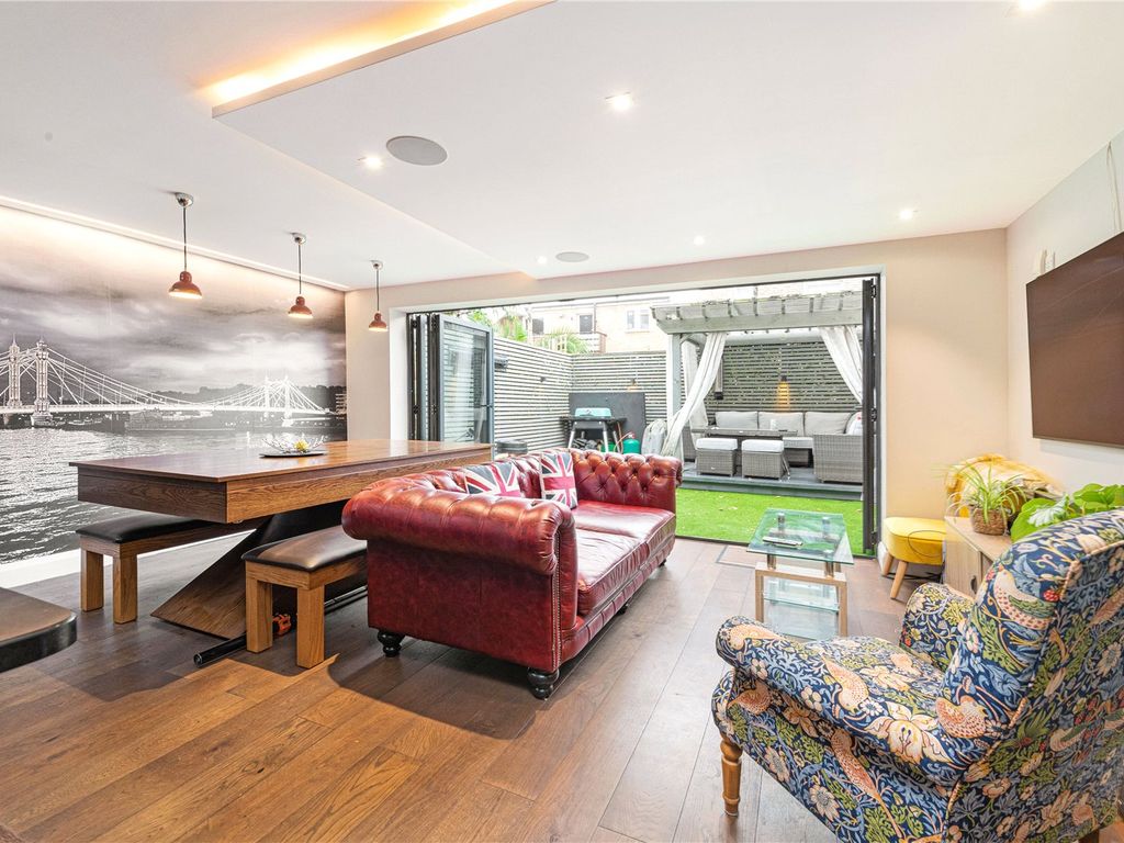 2 bed flat for sale in Beauchamp Road, London SW11, £900,000