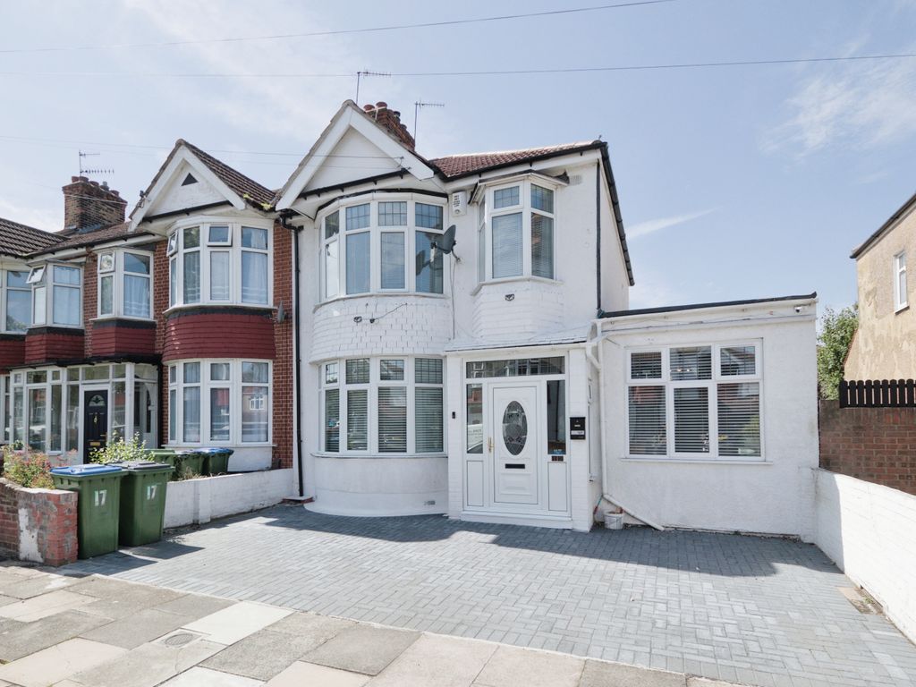 4 bed end terrace house for sale in Bendmore Avenue, London SE2, £575,000