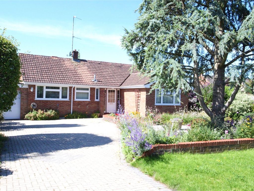 3 bed detached bungalow for sale in Roundway Park, Devizes, Wiltshire SN10, £425,000